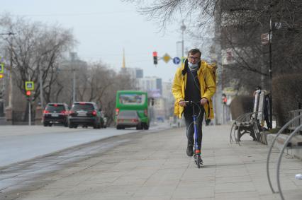 Екатеринбург. Курьер службы доставки еды \'Яндекс.Еда\' во время нерабочей недели объявленной президентом РФ для снижения темпов распространения коронавируса COVID-19