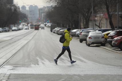 Екатеринбург. Мужчина в медицинской маске на пробежке во время нерабочей недели объявленной президентом РФ для снижения темпов распространения коронавируса COVID-19