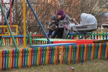 Екатеринбург. Женщина гуляет с детьми во время нерабочей недели объявленной президентом РФ для снижения темпов распространения коронавируса COVID-19