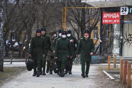 Екатеринбург. Солдаты в медицинских масках во время нерабочей недели объявленной президентом РФ для снижения темпов распространения коронавируса COVID-19