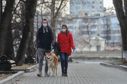 Екатеринбург. Горожане в медицинских масках гуляют с собакой во время нерабочей недели объявленной президентом РФ для снижения темпов распространения коронавируса COVID-19