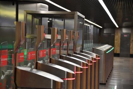 Москва. Видеокамера на турникете в вестибюле станции метро.