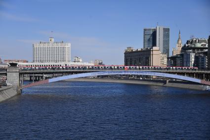 Москва.  Плакат с призывом соблюдать дистанцию от окружающих на Смоленском метромосту.