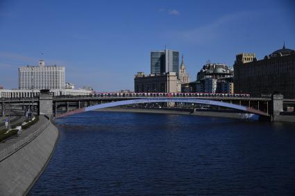 Москва.  Плакат с призывом соблюдать дистанцию от окружающих на Смоленском метромосту.