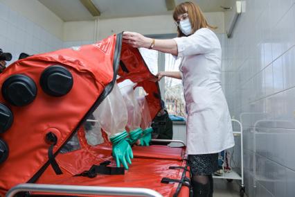 Новосибирск. Капсула для транспортировки больных инфицированных коронавирусом.