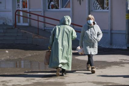 Барнаул. Женщина в плаще ОЗК  на улице.