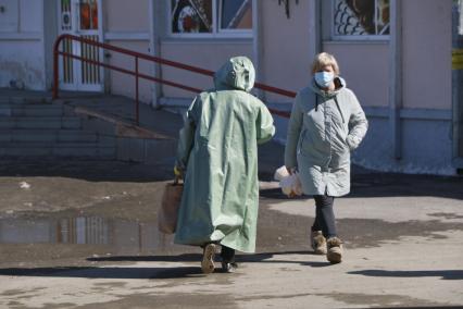 Барнаул. Женщина в плаще ОЗК на улице.