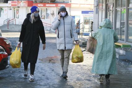 Барнаул. Горожане в медицинских масках на улице.