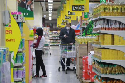 Красноярск. Мужчина в медицинской маске в продуктовом магазине.