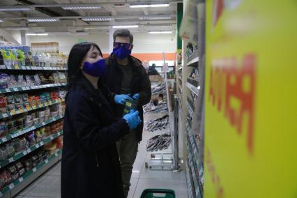 Красноярск.  Покупатели в медицинских масках в продуктовом магазине.