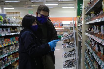 Красноярск.  Покупатели в медицинских масках в продуктовом магазине.