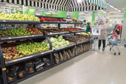 Иркутск. Покупатели в супермаркете.