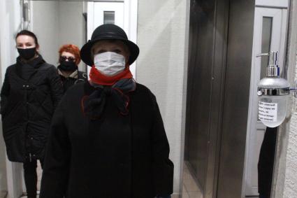 Иркутск. Дозатор с антисептиком в подъезде дома.