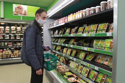 Иркутск. Покупатели в продуктовом магазине.