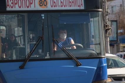 Иркутск. Водитель автобуса в медицинской маске.