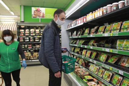 Иркутск. Покупатели в продуктовом магазине.