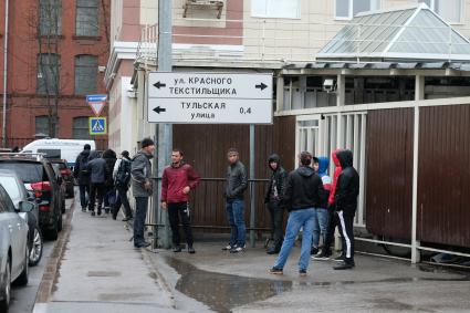 Санкт-Петербург. Эмигранты в очереди  у Федеральной миграционной службы (ФМС).