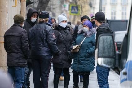 Санкт-Петербург. Эмигранты в очереди  у Федеральной миграционной службы (ФМС).