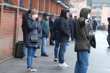 Санкт-Петербург. Эмигранты в очереди  у Федеральной миграционной службы (ФМС).