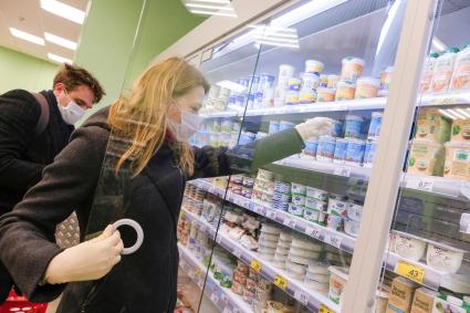 Санкт-Петербург. Покупатели в продуктовом магазине.