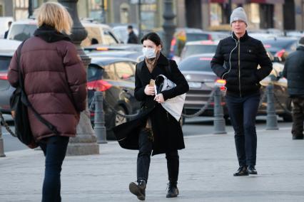Санкт-Петербург. Девушка в медицинской  маске  на улице города.