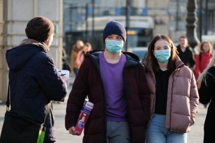 Санкт-Петербург.  Пешеходы в медицинских  масках  на улице города.