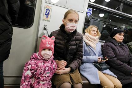Санкт-Петербург. Женщина с ребенком  в медицинской маске в общественном  транспорте.