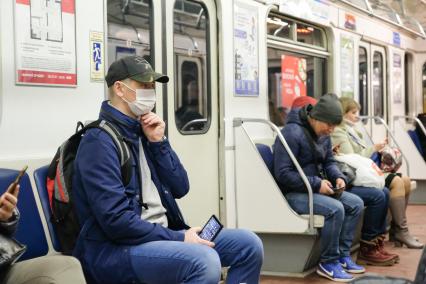 Санкт-Петербург. Пассажир  в медицинской маске в общественном  транспорте.