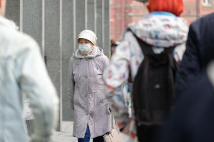 Санкт-Петербург. Женщина в медицинской  маске  на улице города.