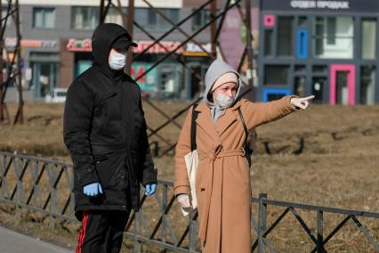 Санкт-Петербург. Пешеходы  в медицинской  маске  на улице города.