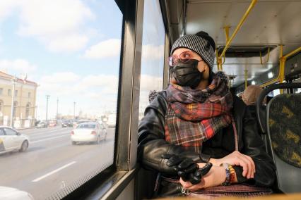 Санкт-Петербург. Пассажир в медицинской маске в общественном  транспорте.