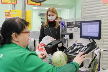 Санкт-Петербург. Покупатели в продуктовом магазине.