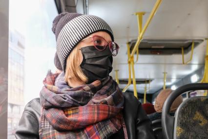 Санкт-Петербург. Пассажир в медицинской маске в общественном  транспорте.