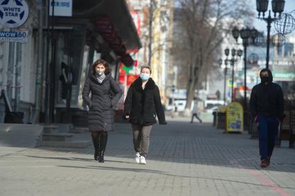 Екатеринбург. Горожане в опустевшем городе, во время нерабочей недели объявленной президентом РФ для снижения темпов распространения коронавируса COVID-19