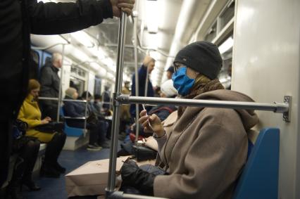 Екатеринбург. Горожане в метро во время нерабочей недели объявленной президентом РФ для снижения темпов распространения коронавируса COVID-19