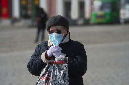 Екатеринбург. Горожане в опустевшем городе, во время нерабочей недели объявленной президентом РФ для снижения темпов распространения коронавируса COVID-19