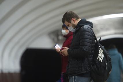 Екатеринбург. Горожане в метро во время нерабочей недели объявленной президентом РФ для снижения темпов распространения коронавируса COVID-19