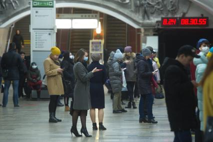 Екатеринбург. Горожане в метро во время нерабочей недели объявленной президентом РФ для снижения темпов распространения коронавируса COVID-19