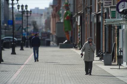 Екатеринбург. Горожане в опустевшем городе, во время нерабочей недели объявленной президентом РФ для снижения темпов распространения коронавируса COVID-19