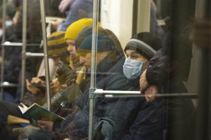 Екатеринбург. Горожане в метро во время нерабочей недели объявленной президентом РФ для снижения темпов распространения коронавируса COVID-19