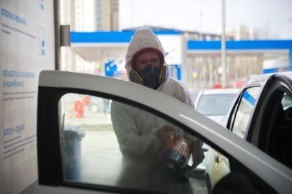 Екатеринбург. Обработка автомобилей такси \'Яндекс.Такси\',  во время нерабочей недели объявленной президентом РФ для снижения темпов распространения коронавируса COVID-19