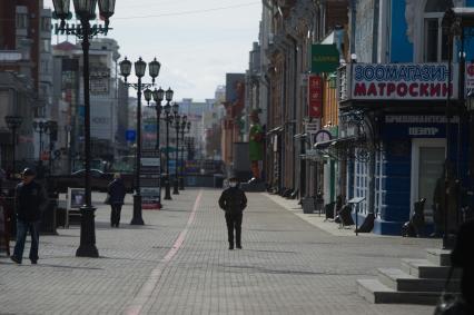 Екатеринбург. Горожане в опустевшем городе, во время нерабочей недели объявленной президентом РФ для снижения темпов распространения коронавируса COVID-19