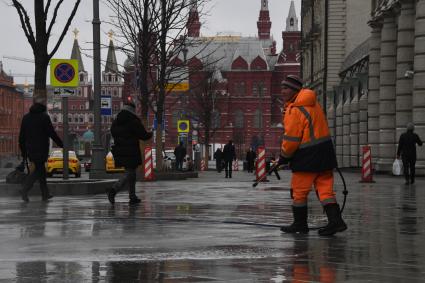 Москва. Сотрудник коммунальных служб проводит дезинфекцию на Тверской улице.