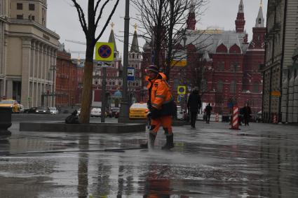 Москва. Сотрудник коммунальных служб проводит дезинфекцию на Тверской улице.