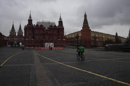 Москва. Сотрудники сервиса по доставке еды  на Манежной площади.