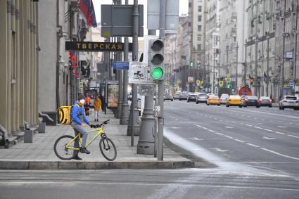 Москва. Сотрудники сервиса по доставке еды `Яндекс. Еда`  на Тверской улице.