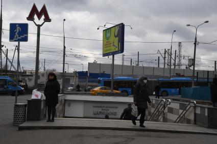 Москва. Пешеходы в медицинских масках у метро Царицыно.