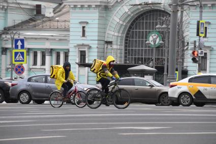 Москва. Сотрудники сервиса по доставке еды `Яндекс. Еда`  у  Белорусского  вокзала.