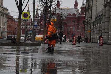 Москва. Сотрудник коммунальных служб проводит дезинфекцию на Тверской улице.