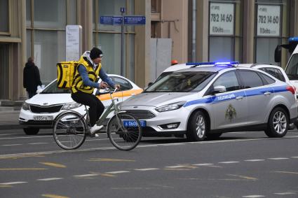 Москва. Сотрудники сервиса по доставке еды `Яндекс. Еда`  на Тверской улице.